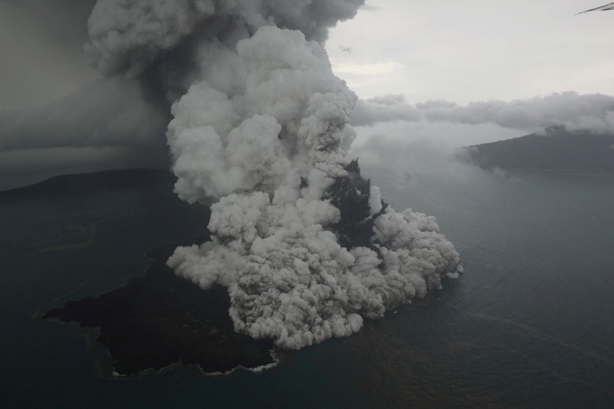 Aktivitas letupan abu vulkanik dari Gunung Anak Krakatau di Selat Sunda terpantau dari udara yang diambil dari pesawat Cessna 208B Grand Caravan milik maskapai Susi Air, Minggu (23/12/2018). 