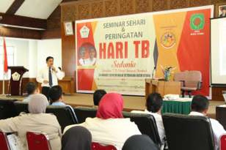 Ketua Perkumpulan Pemberantasan Tuberkulosis Indonesia (PPTI) Aceh Utara dr Indra Buana Sp.P berbicara dalam seminar Tuberkolosis di Aceh Utara