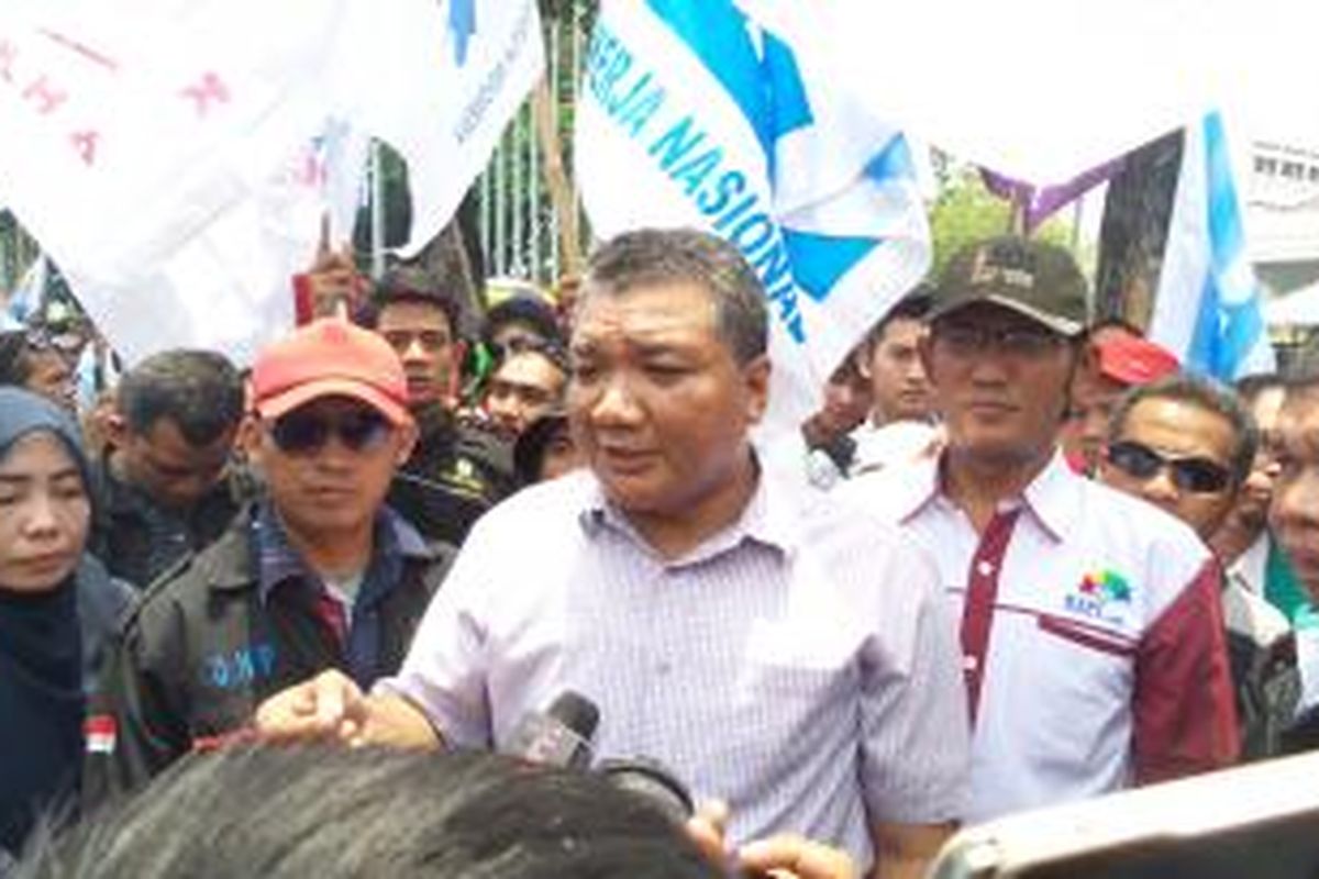 Sekretaris Jenderal Konfederasi Serikat Pekerja Indonesia (KSPI) Muhammad Rusdi saat aksi demo buruh di depan Balaikota Jakarta, Selasa (21/10/2014).
