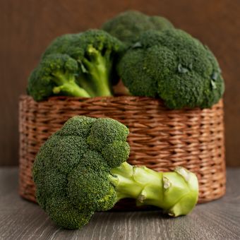Ilustrasi brokoli dengan batangnya yang besar