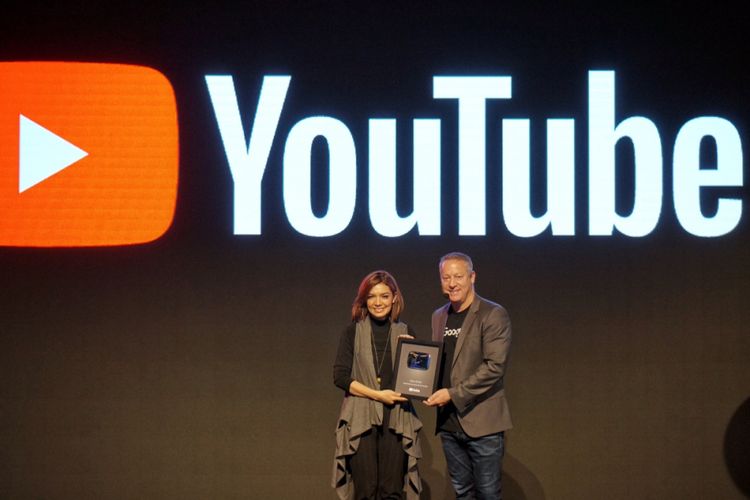 Managing Director Google Indonesia Tony Keusgen menyerahkan penghargaan Silver Button ke Najwa Shihab dalam acara Google Year in Search 2017 di Jakarta, Rabu (13/12/2017).
