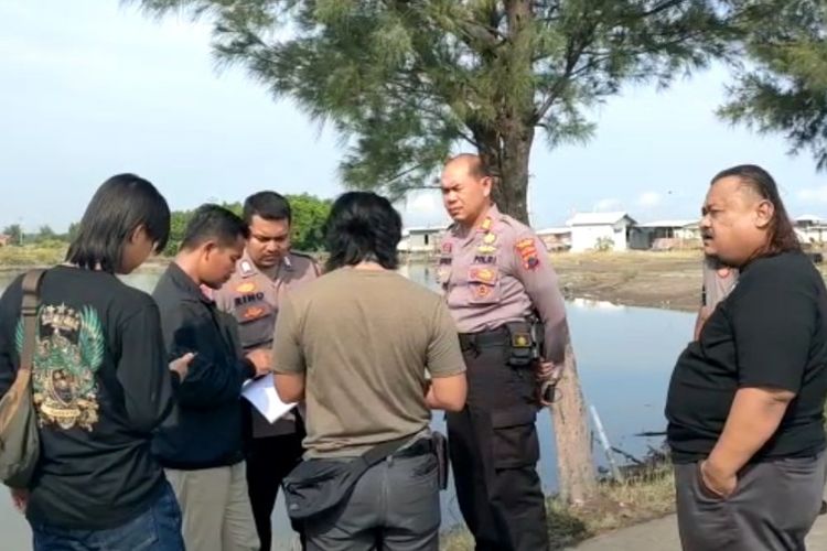Polisi dan Tim Resmob Satreskrim Polres Brebes saat olah TKP pengeroyokan oleh orang tak dikenal terhadap lima pemuda yang mengakibatkan satu orang di antaranya tewas di area tambak Desa Kaliwlingi, Brebes, Jawa Tengah, Kamis (4/5/2023)