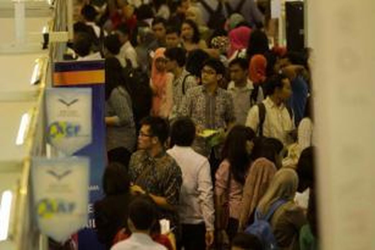 Kompas Karier Fair di Balai Kartini, Jakarta, Jumat (30/8/2013). Acara yang berlangsung hingga 31 Agustus ini menyediakan ribuan lowongan pekerjaan dari total peserta pameran 205 perusahaan nasional, multinasional, BUMN, kementerian, dan lembaga pemerintah.