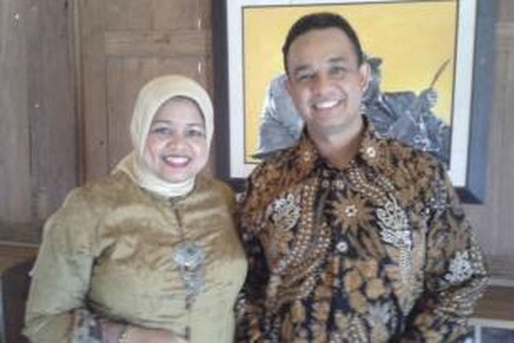 Menteri Kebudayaan dan Pendidikan Dasar dan Menengah Anies Baswedan, bersama istri, Fery Farhati Baswedan, sebelum menuju tempat pelantikan menteri, Senin (27/10/2014).