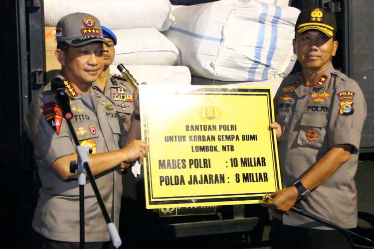 Mataram, Kompas Com Kapolri menyerakan bantuan untuk gempa lombok sexara simbolik ke Kapokda NTB Irjen Pol Achmad Juri