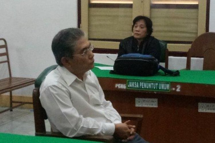 
Majelis Hakim menghukum terdakwa Eddy Sanjaya (66) terdakwa kasus salah kirim rekening Rp 2,8 Miliar dengan hukuman denda Rp 4 miliar di Pengadilan Negeri Medan, Senin (28/10/2019). 