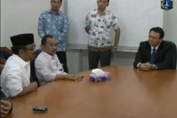 Wakil Gubernur DKI Jakarta Basuki Tjahaja Purnama saat menemui Rajjam Ahok (Rakyat Jakarta Jahit Mulut Ahok) yang menuntutnya meminta maaf kepada Wakil Ketua DPRD DKI Abraham Lunggana, Senin (29/7/2013). 