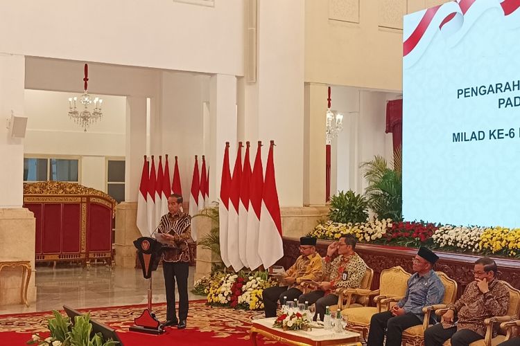 Presiden Joko Widodo saat memberikan sambutan pada Rapat Kerja Nasional 2023 Badan Pengelola Keuangan Haji (BPKH) yang digelar di Istana Negara, Jakarta, Selasa (12/12/2023).