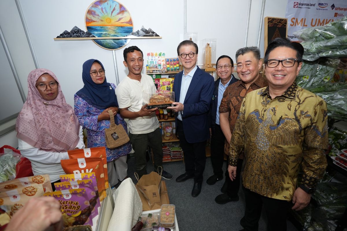 Board Member Sinar Mas Franky Oesman Widjaja? (tengah) dan Managing Director Sinar Mas Ferry Salman? (kanan) di booth UMKM Binaan APP Group pada kegiatan Tjipta UMKM Fair? 2025 di Jakarta, Rabu (29/9/2025).