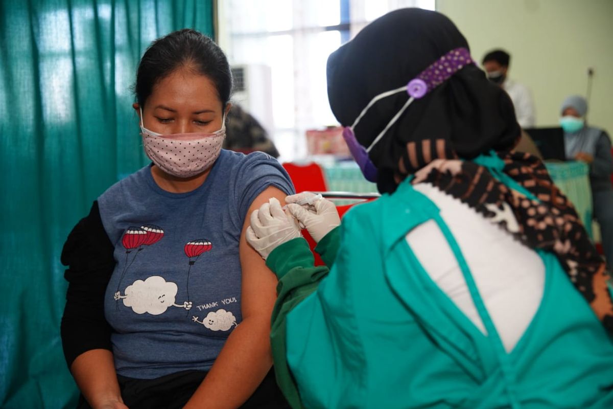 DIVAKSIN—Salah satu ibu hamil di Kota Madiun mendapatkan vaksinasi covid-19 jenis sinovac di RSUD Sogaten, Kota Madiun, Jawa Timur, Rabu (25/8/2021).