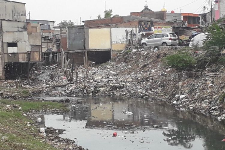 Sampah mengotori Kali Gendong di kawasan Muara Baru, Jakarta Utara, Jumat (30/11/2018).