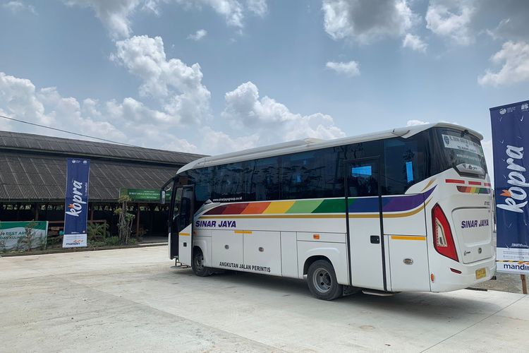 Layanan antarmoda bus Sinar Jaya dengan rute Pelabuhan Semayang Balikpapan-Kawasan Inti Pusat Pemerintahan (KIPP) IKN tengah beristirahat di rest area IKN.