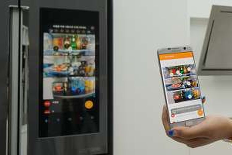 Kulkas pintar Samsung dilengkapi layar di salah satu pintunya dan bisa dikendalikan lewat aplikasi smartphone