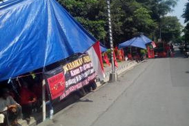 Beberapa petani di lereng Gunung Kelud di Kabupaten Kediri, Jawa Timur, mendirikan tenda darurat didepan kantor Bupati setempat untuk meminta pembagian tanah, Rabu (21/5/2014).

