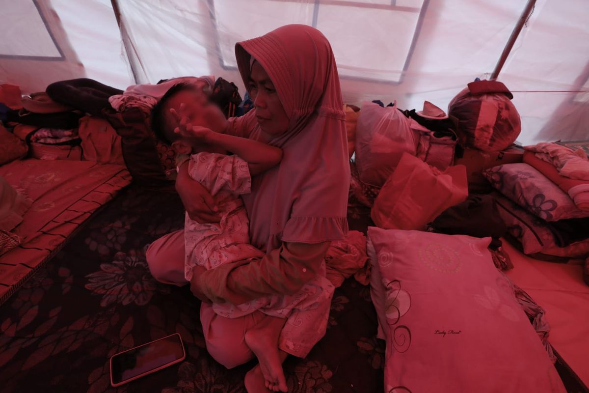 Salah satu pendang disabilitas yang menerima bantuan dari Kemensos adalah Kevin Arpa (8) dipangku ibunya Wita Masita (30), yang kini berada di posko pengungsian di Lapangan Cariu, Desa Mangunkerta, Kecamatan Cugenang, Cianjur.