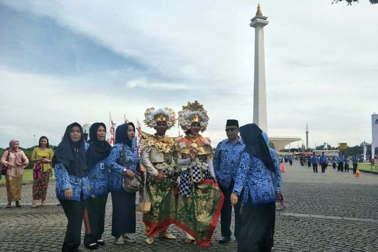Sejumlah aparatur sipil negara mengenakan pakaian adat Bali saat mengikuti upacara Peringatan Hari Ulang Tahun Ke-46 Korps Pegawai Republik Indonesia (Korpri) di lapangan silang Monumen Nasional (Monas) Selatan, Jakarta Pusat, Rabu (29/11/2017).