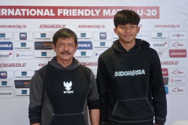 Pelatih Indra Sjafri dan pemain Arkhan Kaka di sesi konferensi pers selepas pertandingan persahabatan internasional timnas U20 Indonesia vs China, pada Jumat (22/3/2024) malam WIB, di Stadion Madya, Jakarta.