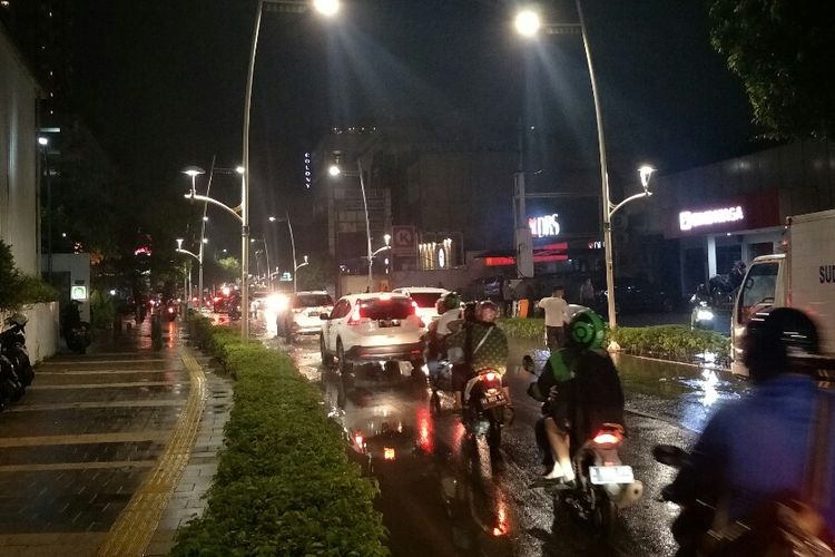 Banjir yang melanda Jalan Kemang Raya, Bangka, Mampang Prapatan, Jakarta Selatan, mulai surut pada Senin (20/12/2021) malam. Kondisinya pun saat ini sudah dapat dilalui kendaraan.  