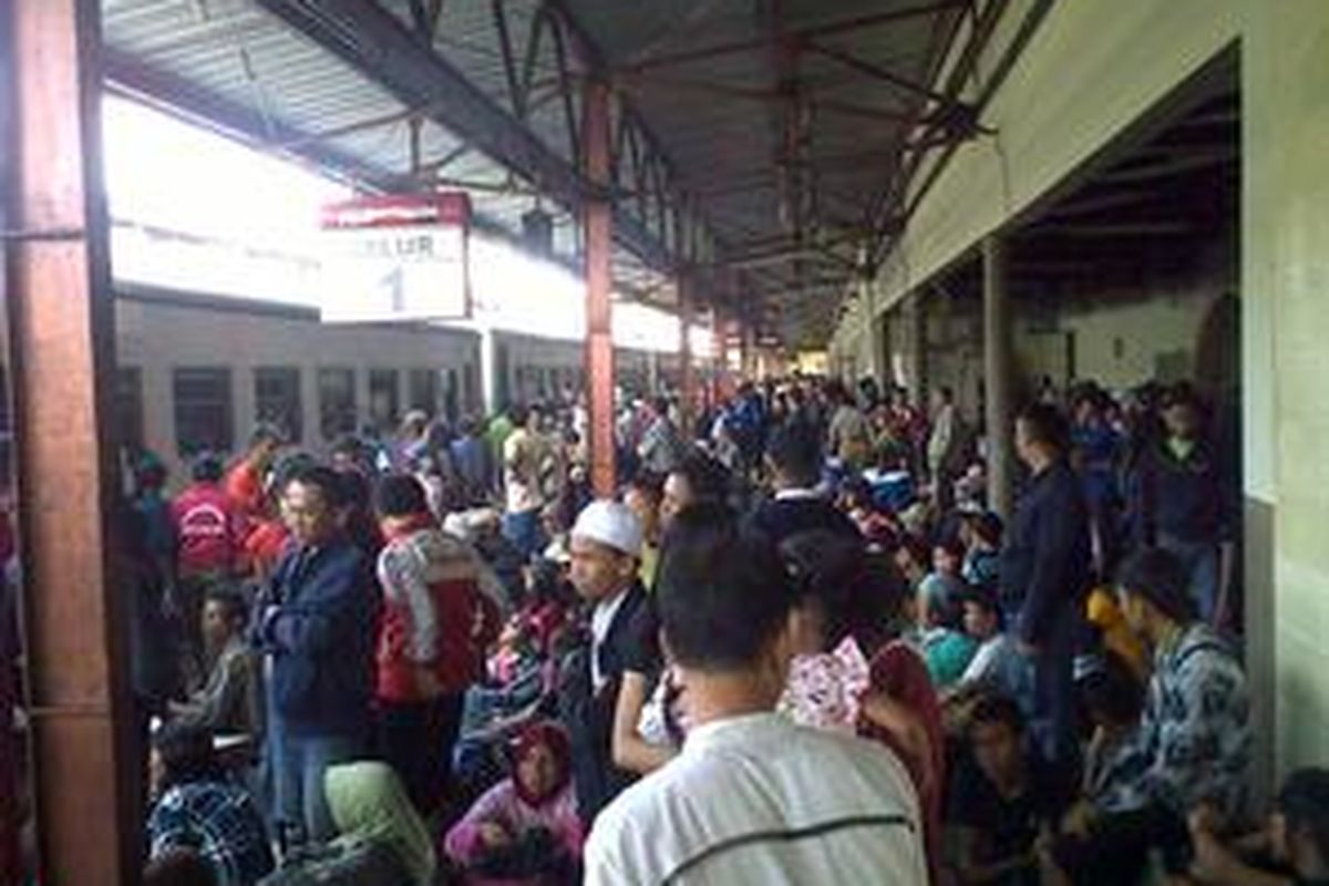 Pada H+1 ini Stasiun Pasar Senen masih disesaki para pemudik maupun yang sudah pulang ke Jakarta. 