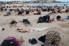 Ratusan Orang Mengubur Kepala di Pasir untuk Protes Agenda KTT G20