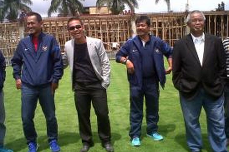 Ketua Umum PSSI Djohar Arifin dan Pelatih Timnas U-19, Indra Sjafri, saat mengunjungi Aji Santoso International Football Academy (ASIFA), di Kota Malang, Jawa Timur, Selasa (3/12/2013).