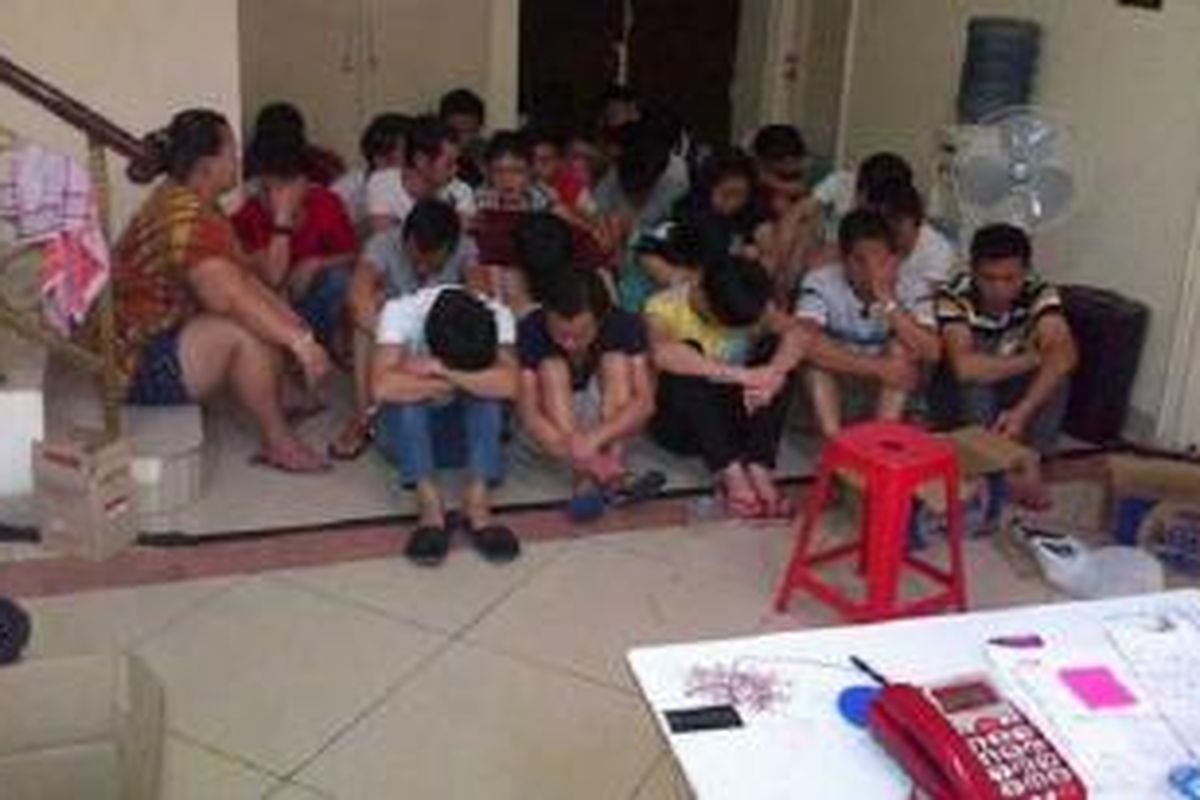 Jajaran Imigrasi Kelas I Jakarta Utara menjaring 30 WNA asal China dan Taiwan dari sebuah bangunan di Komplek Bukit Golf Mediterani, Jalan Johar Raya no 32, Penjaringan, Jakarta Utara, Jumat (31/7/2015).