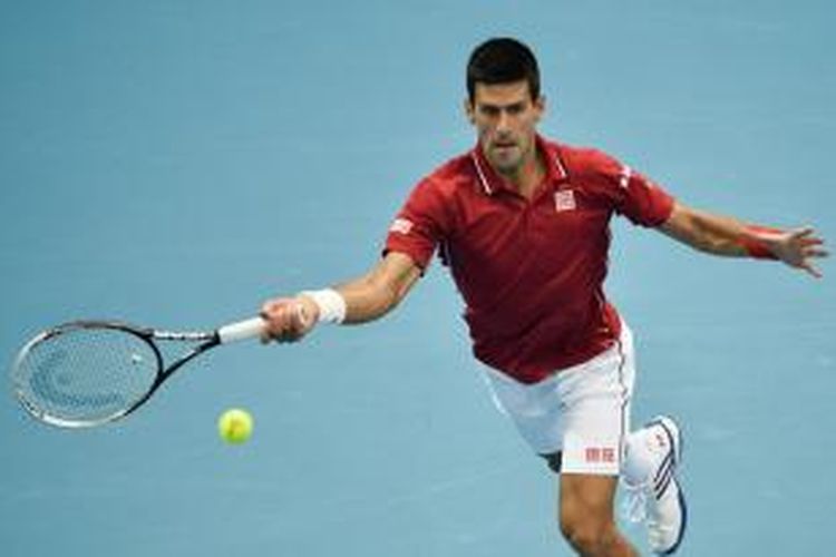 Petenis Serbia, Novak Djokovic, berusaha mengembalikan bola dari petenis Inggris, Andy Murray, pada laga semifinal China Terbuka yang berlangsung di Beijing, Sabtu (4/10/2014). Novak menang 6-3, 6-4.  