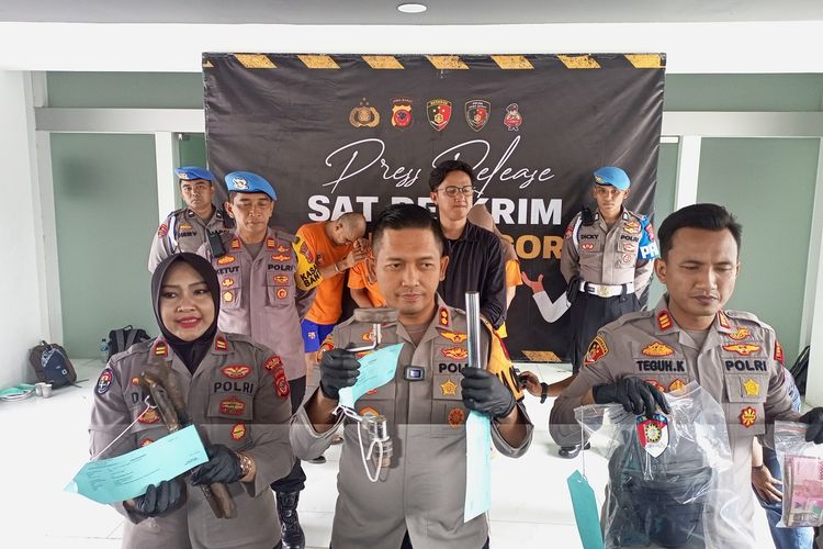 Unit Reskrim Polres Bogor, Jawa Barat, menangkap tiga dari empat pelaku sindikat pembobol mesin ATM berinisial AMM (45), DAS (43), dan FS (39). Ketiga pelaku ditampilkan saat konferensi pers di Mapolres Bogor, Cibinong, Kabupaten Bogor, Senin (27/5/2024).