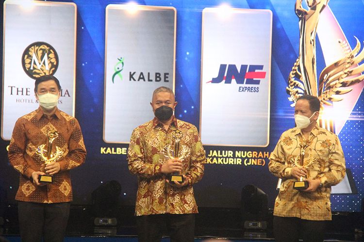 Dokumentasi anugerah penghargaan People of the Year 2021 kategori Corporation Participation Against Pandemic di Grand Studio Metro TV, Kembangan, Jakarta Barat, Rabu (24/11/2021). 