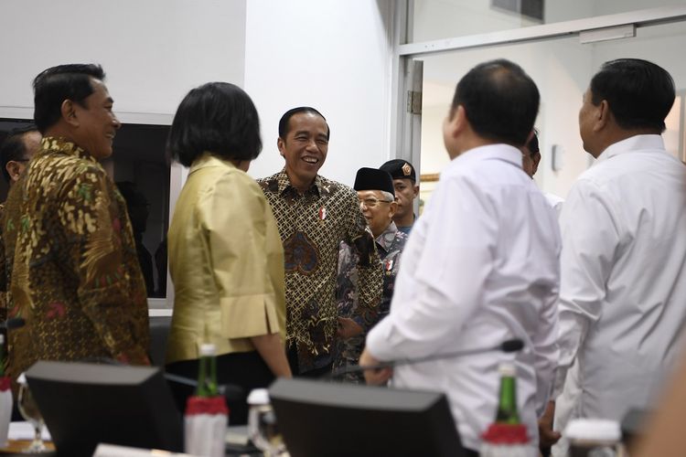 Presiden Joko Widodo (tengah) didampingi Wakil Presiden Maruf Amin berbincang dengan sejumlah menteri Kabinet Indonesia Maju sebelum rapat terbatas tentang program dan kegiatan bidang politik, hukum dan keamanan di Kantor Presiden, Jakarta, Kamis (31/10/2019). Presiden dalam arahannya mengatakan untuk mengantisipasi perkembangan politik dunia yang dipicu oleh isu kecil, melakukan reformasi hukum yang memberikan jaminan pelayanan dan kesejahteraan masyarakat. ANTARA FOTO/Puspa Perwitasari/hp.