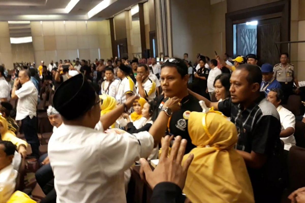 Pendukung calon walikota Bekasi nomor urut 1 berusaha menenangkan rekan mereka yang tersulut emosinya dalam penyelenggaraan debat terbuka Pilkada Walikota Bekasi 2018 Kamis (3/5/2018)