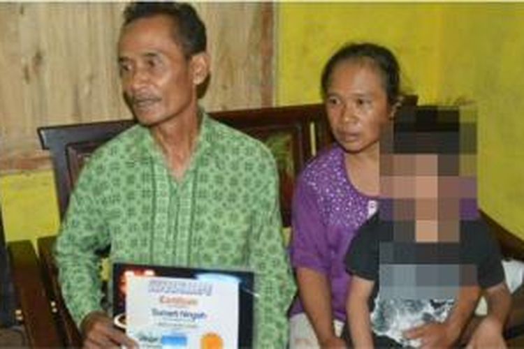 Kedua orangtua dan anak tunggal Sumarti Ningsih dengan sertifikat kursus DJ yang dimiliki Sumarti Ningsih. 