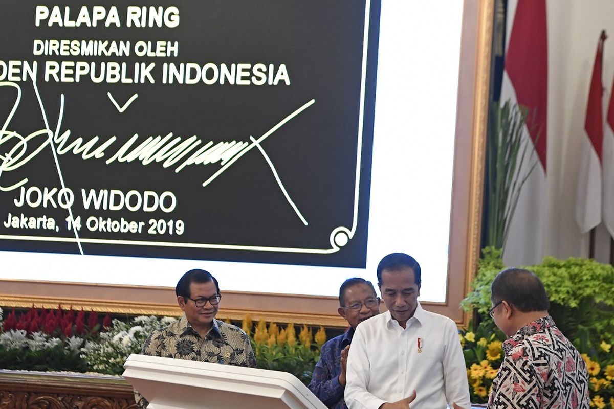 Presiden Joko Widodo (kedua kanan) bersama Menkominfo Rudiantara (kanan), Menko Perekonomian Darmin Nasution (kedua kiri) dan Seskab Pramono Anung meresmikan pengoperasian Palapa Ring di Istana Merdeka, Jakarta, Senin (14/10/2019). Palapa Ring tersebut akan menghubungkan 514 kabupaten dan kota melalui koneksi internet. ANTARA FOTO/Puspa Perwitasari/foc.