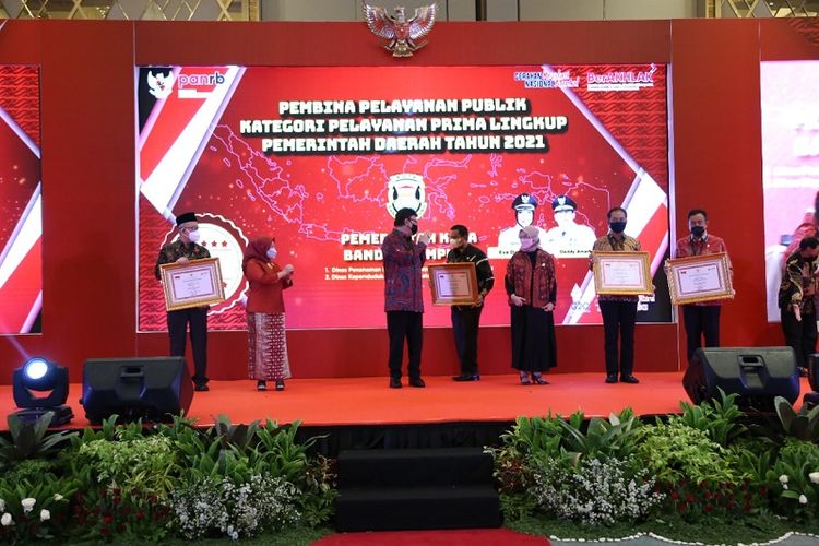 Menteri PANRB Tjahjo Kumolo memberikan penghargaan kepada Bupati Sumedang Dony Ahmad Munir atas 3 penghargaan sebagai Pembina Pelayanan Publik Terbaik atau Pelayanan Prima Tahun 2021, Selasa (8/3/2022).