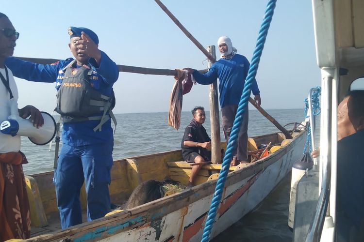 Dihantam Ombak 3 Kali di Perairan Pasuruan, 1 Nelayan Hilang dan 3 Selamat