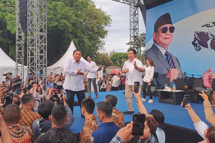 Capres nomor urut 2 Prabowo Subianto dan Menteri BUMN Erick Thohir joget bersama di Lapangan Banteng, Jakarta Pusat, Jumat (19/1/2024). 