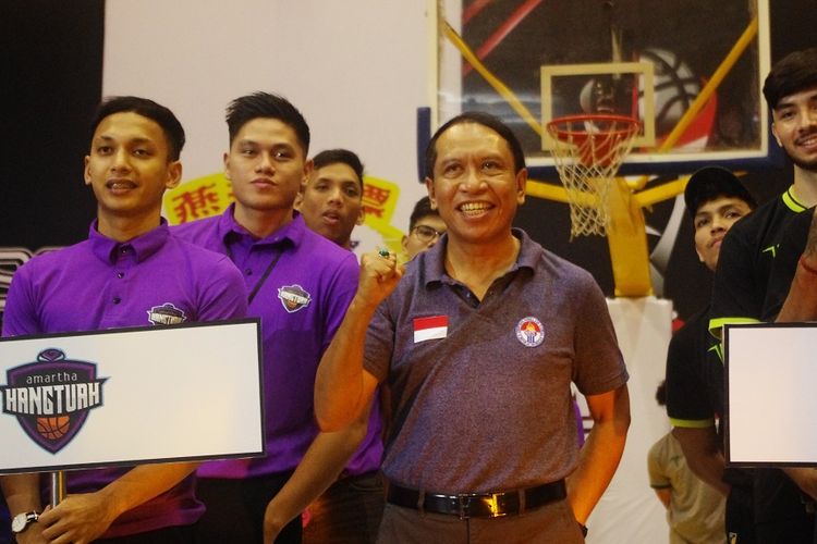 Menpora RI, Zainudin Amali, foto bersama dengan peserta Piala Presiden Bolabasket 2019 di GOR Sritex Arena, Rabu (20/11/2019)/