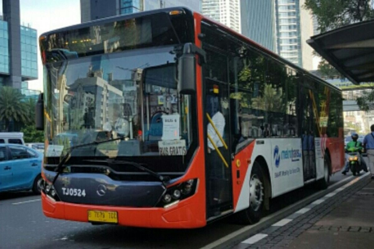 Bus Transjakarta berlantai rendah atau low deck yang mulai dioperasikan pada Senin (20/11/2017)