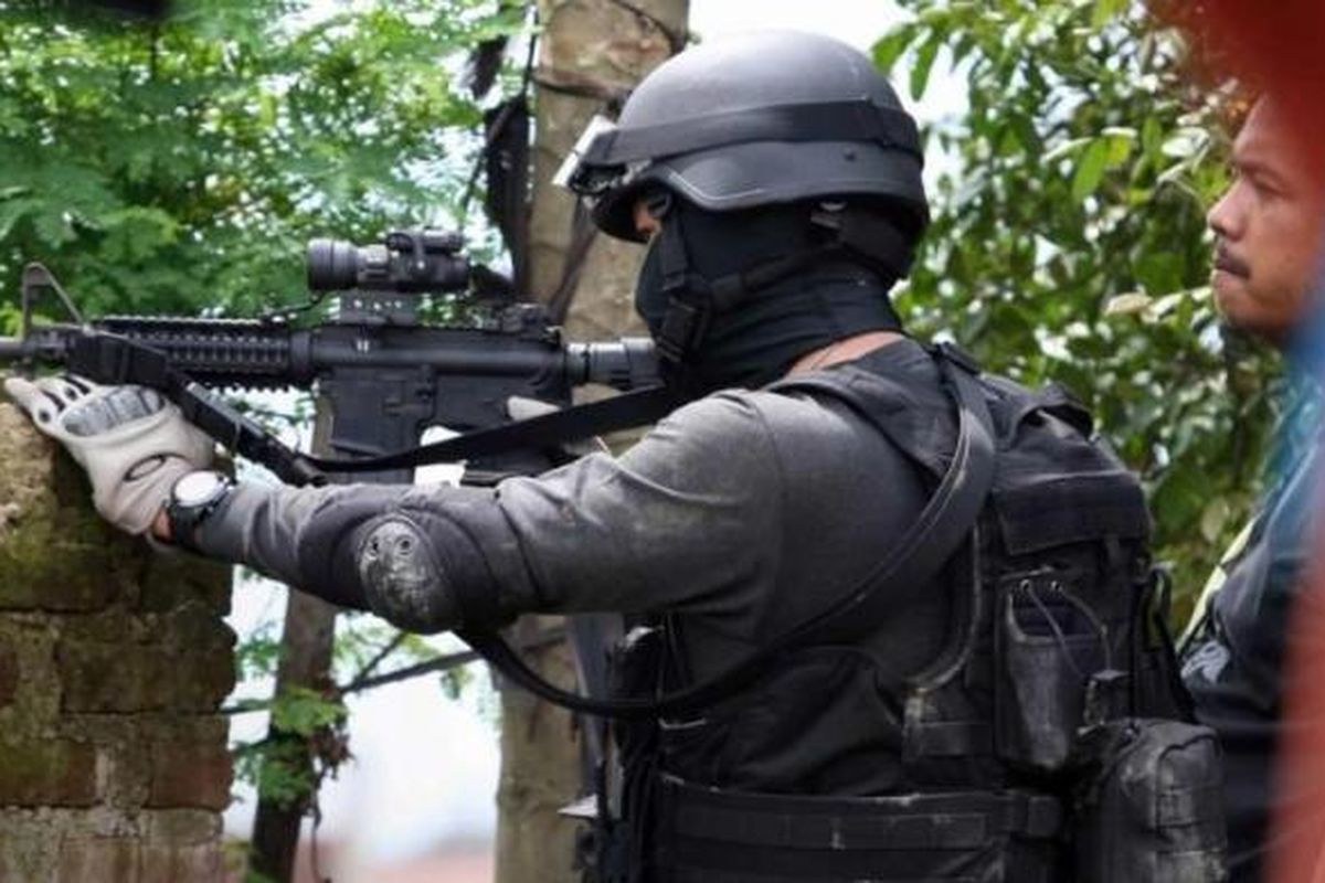Ilustrasi Densus 88: Densus 88 mengepung teroris di sebuah rumah di Kampung Batu Rengat, Desa Cigondewah Hilir Kecamatan Margaasih, Kabupaten Bandung, Jabar, Rabu (8/5/2013).