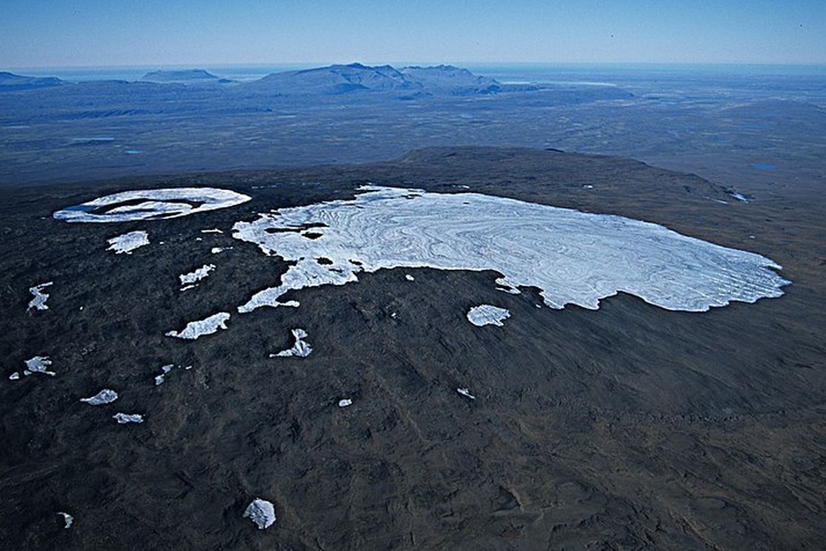 Gletser Okjokull di Islandia pada September 2003, beberapa tahun sebelum dinyatakan mati. Foto diambil dari pesawat yang terbang di atas lembah Kaldidalur, Islandia.