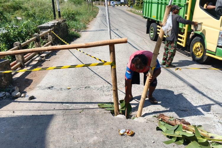 Ujung Jembatan di Purwakarta Amblas, Warga Pasang Tanda Bahaya dan Atur Lalu Lintas