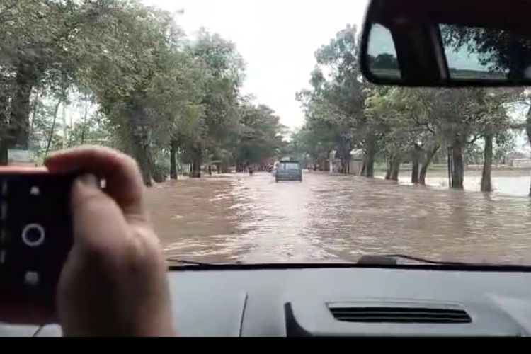 Banjir di Jalur Pantura Gending Kabupaten Probolinggo.