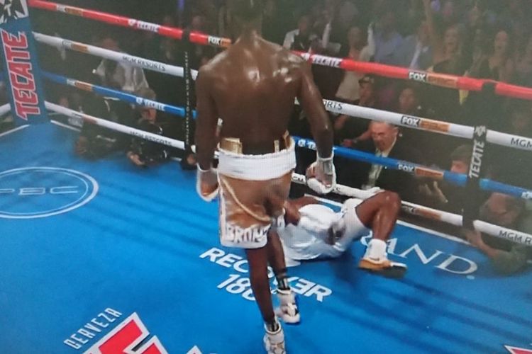 Momen saat Deontay Wilder menjatuhkan Luis Ortiz pada laga perebutan sabuk juara BWC di MGM Grand Arena, Las Vegas, pada mInggu (24/11/2019) pagi WIB.