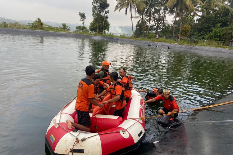 Tim penyelamat saat mengevakuasi para korban yang tewas usai terpeleset di Embung Abimanyu, Temanggung, Selasa (18/6/2024).