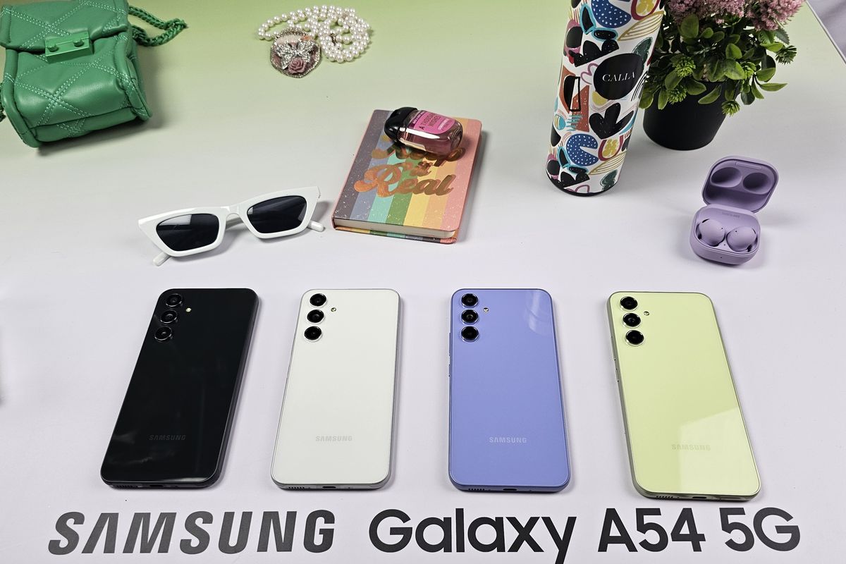  Samsung Galaxy A54 5G resmi meluncur pada Rabu (15/3/2023). Galaxy A54 membawa desain baru, mirip Galaxy S23. Terlihat dari desain kamera belakang yang kini tak memiliki modul kamera. Samsung memilih menanamkan tiga kamera belakang langsung dalam punggung ponsel. Ketiga kamera tersebut terlihat seperti boba yang disusun secara vertikal.