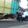 Roda Belakang Lepas, Truk Muatan Kayu Terguling di Jombang, 1 Tewas