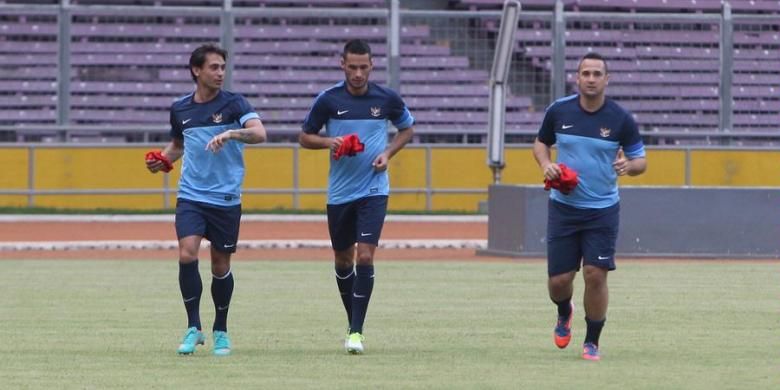 Pemain keturunan Belanda, Tonnie Cussel, Raphael Guillermo Maitimo, dan Jhonny van Beukering (kiri ke kanan) berlatih bersama tim nasional Indonesia di Stadion Utama Gelora Bung Karno, Jakarta, Kamis (8/11/2012). 