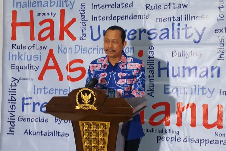 Ketua Komnas HAM Ahmad Taufan Damanik memberikan keterangan pers soal pemanggilan 7 ajudan Kadivpropam nonaktif Polri Irjen Ferdy Sambo, Selasa (26/7/2022).