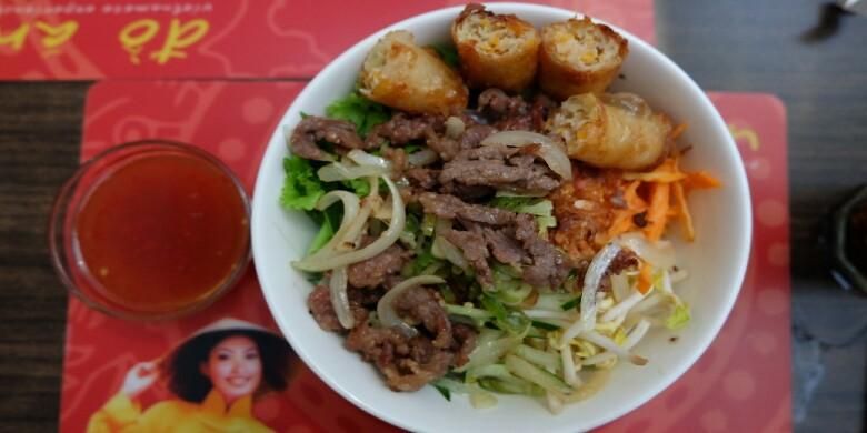 Bun Bo Xao, Bun Cha (mie bihun) dengan tumis daging sapi dengan bumbu sereh dari restoran Do An. 