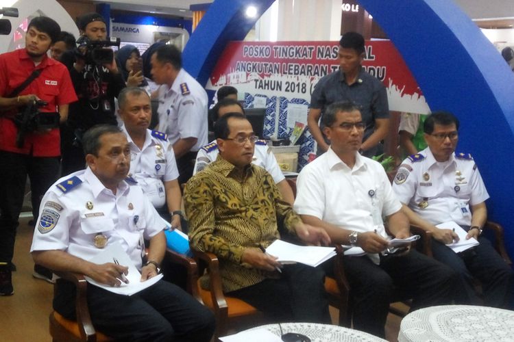 Menteri Perhubungan Budi Karya Sumadi saat melakukan video conference di Posko Mudik Kemenhub, Sabtu (23/6/2018).